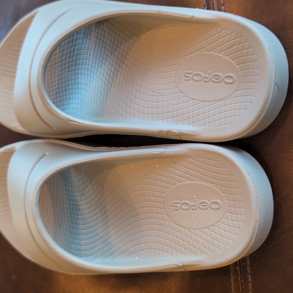 Oofos Grey Slides 7 - Picture 10 of 11